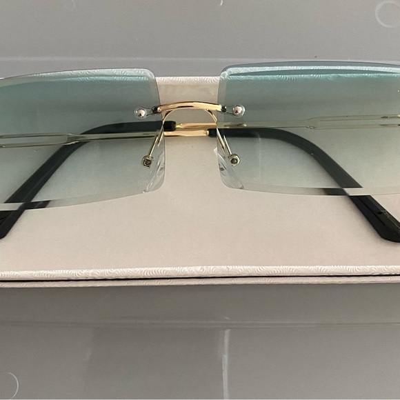 Beautiful sunglasses 😎 brand new - Picture 2 of 2